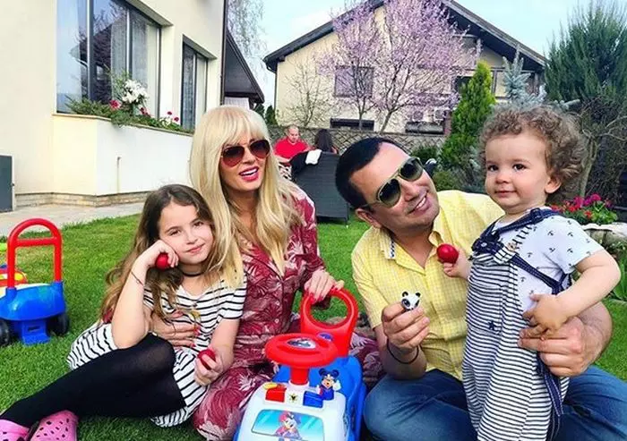 Andreea Bănică și familia ei au rămas în București de Paște