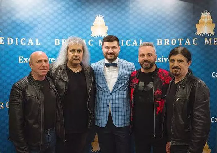 Trupa Iris și medicul Cornel Brotac, cel ce are grijă de sănătatea lui Cristi Minculescu