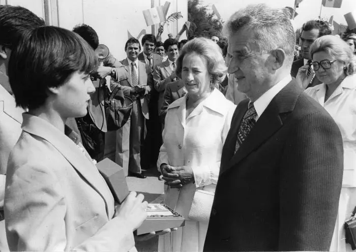 Nadia Comăneciu, față în față cu Nicolae Ceaușescu în 1981.  Gimnasta a fugit din țară în 1989