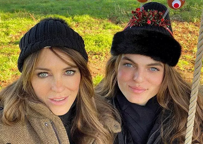Elizabeth Hurley și fiul său, Damian, în fotografia care a uimit Internetul