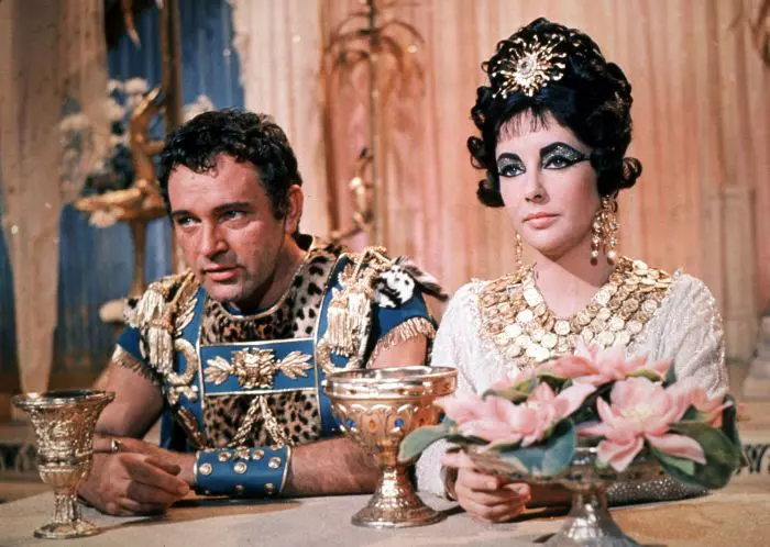 Elizabeth Taylor  și Richard Burton, în "Cleopatra", 1963