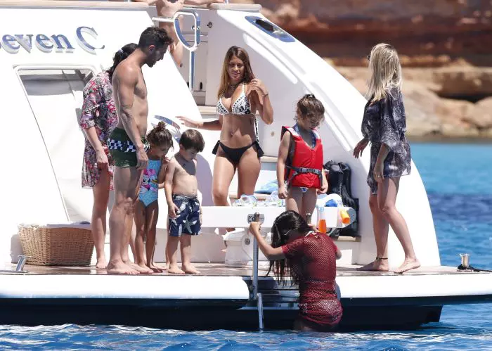 Leo Messi, Luis Suarez și Cesc Fabregas împreună cu iubitele și copiii