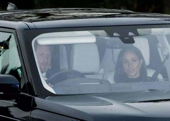 Prințul Harry și Meghan Markle îndreptându-se Palatul Buckingham, pentru cina din Ajunul Crăciunului.