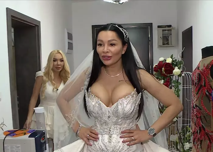 Brigitte Pastrama probează rochii de mireasă