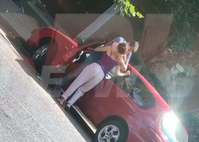 Alexandru Papadopol și Adriana Titeni, surprinși sărutându-se de către paparazzi.