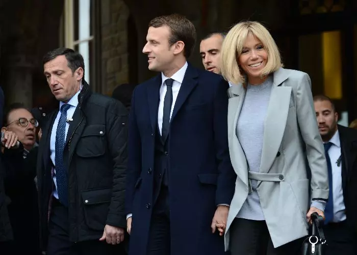 Emmanuel Macron și Brigitte, la primul tur al alegerilor. Prima Doamnă poartă Vuitton.