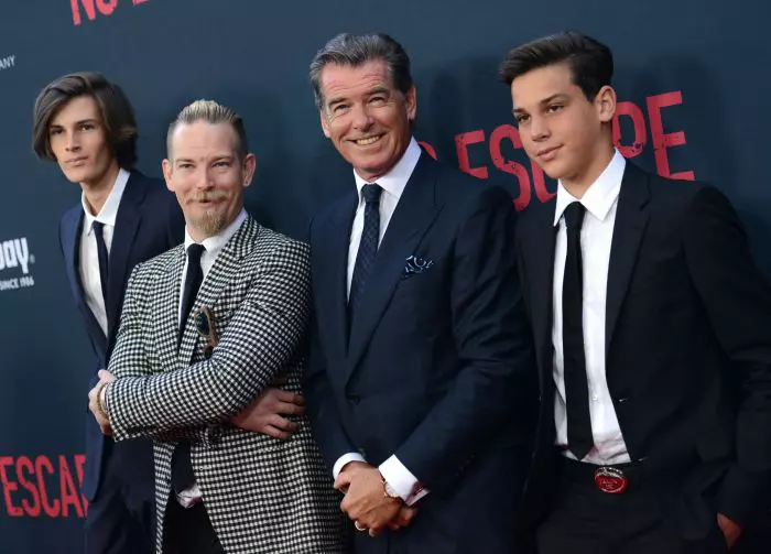 Pierce Brosnan, alături de fiii săi Sean, Dylan și Paris