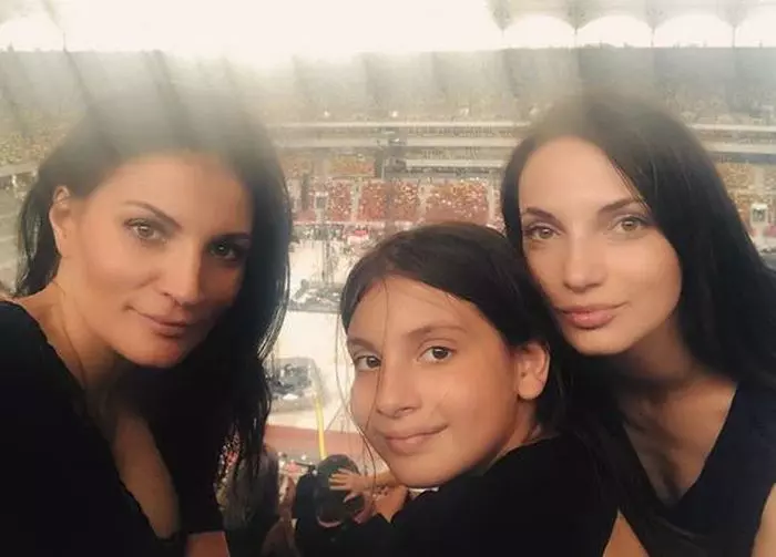 Ioana, alături de sora și fiica sa