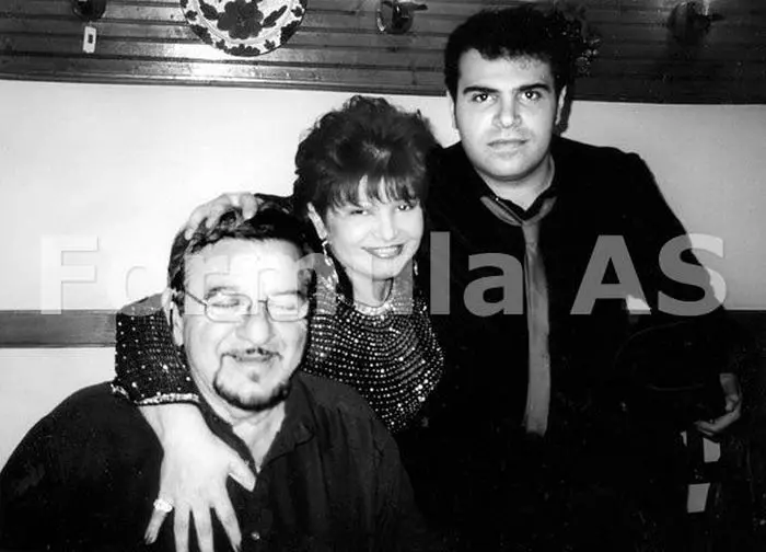 Aura Urziceanu, alături de soțul și fiul ei.