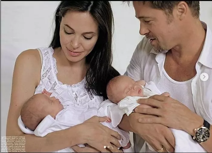 Brad și Angelina, acum zece ani, alături de gemenii lor, Vivienne și Knox.