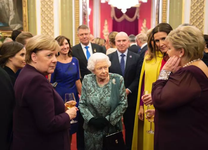 Regina Elisabeta a II-a, acompaniată de membrii familiei regale, a găzduit recepția liderilor NATO, la Palatul Buckingham, pe 3 decembrie.