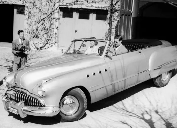 Regele Mihai alături de Regina Ana, în automobilul Buick, la reședința lor, „Petites Grangettes“, din Lausanne, Elveția, în 1949