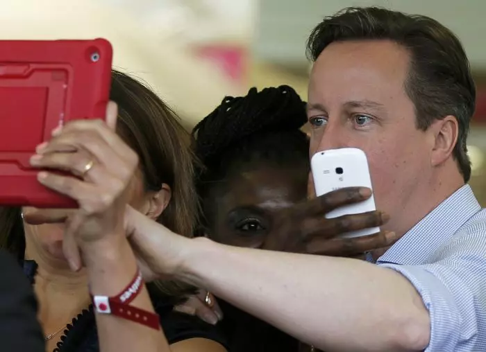 Primul ministru britanic, David Cameron, nu mai face față cererilor de selfie.