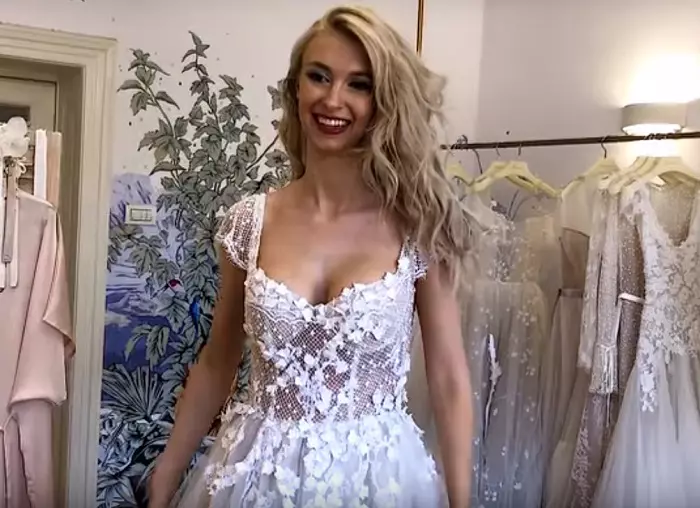 Andreea Balan probează rochii de mireasă
