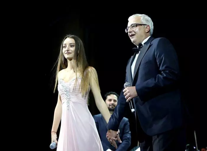 Cătălin Crișan și fiica sa, pe scena Sălii Palatului, în urmă cu doi ani