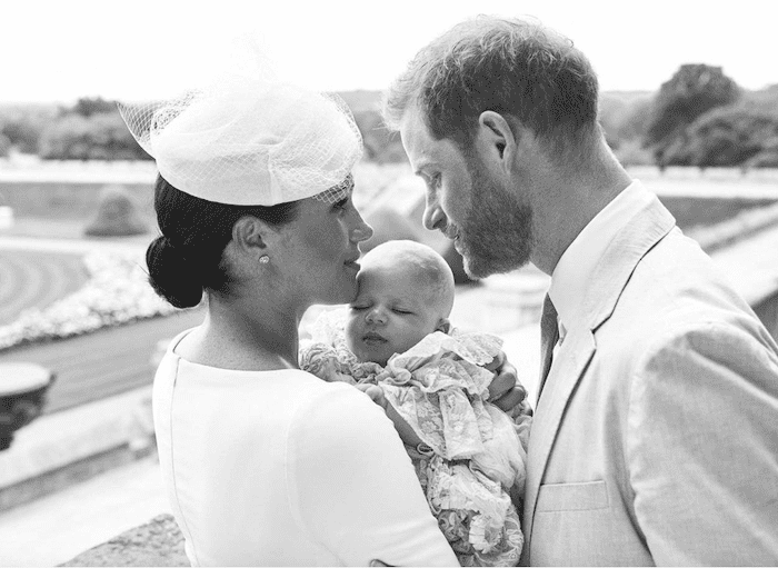 Archie Harrison Mountbatten-Windsor a fost botezat azi. Părinții lui au dat publicității primele fotografii.