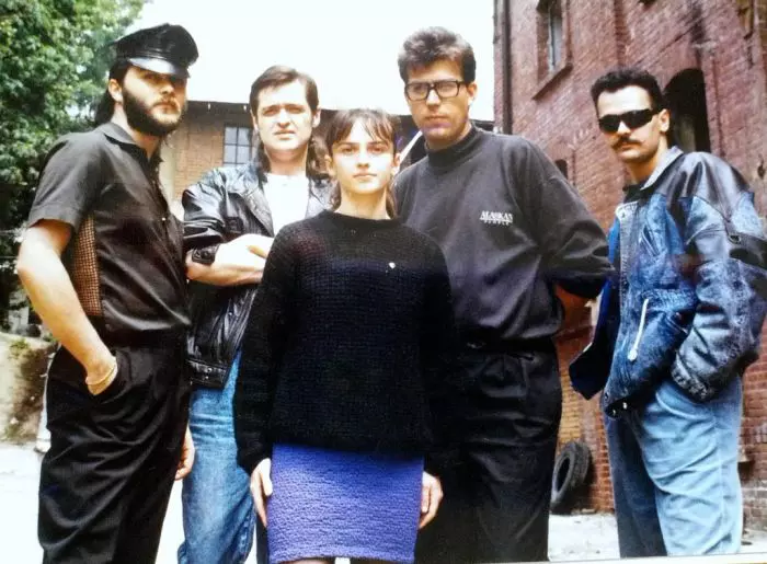 Lulu Mihăescu a activat în trupa "Timpuri Noi" pe post de clăpar.