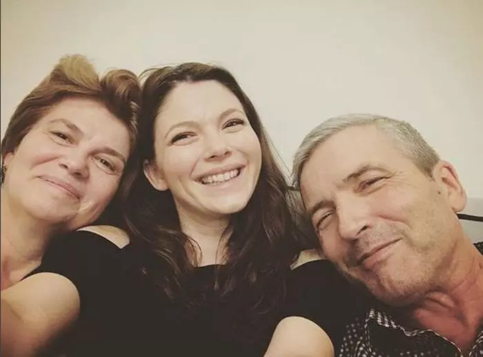 Anca Lungu, alături de mama și tatăl său, stabiliți la Suceava