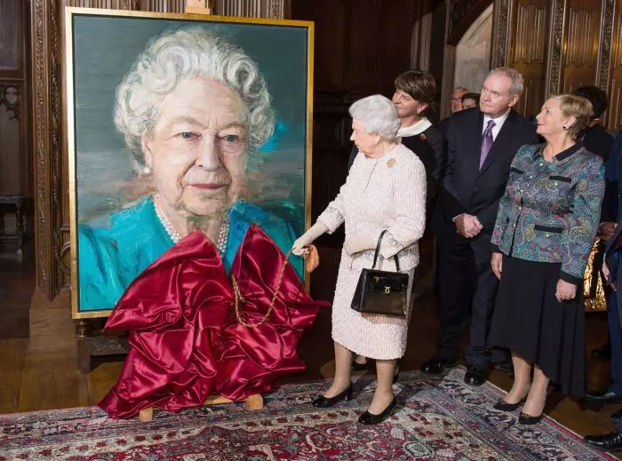 Regina Elisabeta a II-a se desparte arareori de geanta ei preferată!