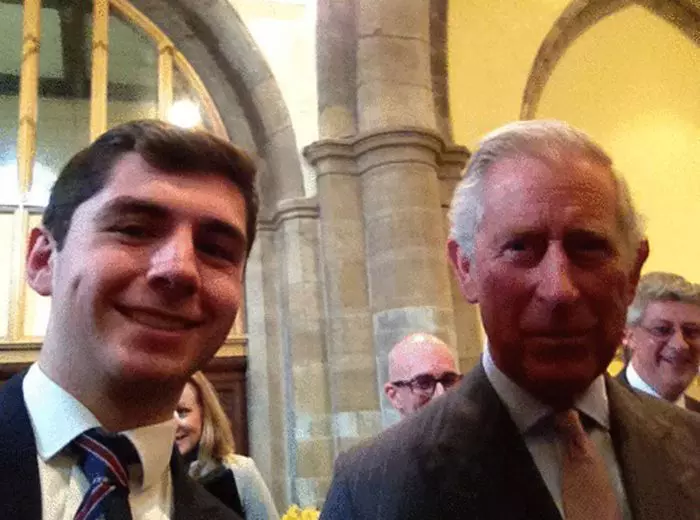 Prince Charles a intrat și el în rândul lumii, pozând pentru un selfie.