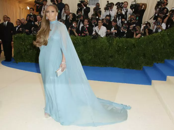 Jennifer Lopez - outfit Valentino, The Costume Institute Benefit