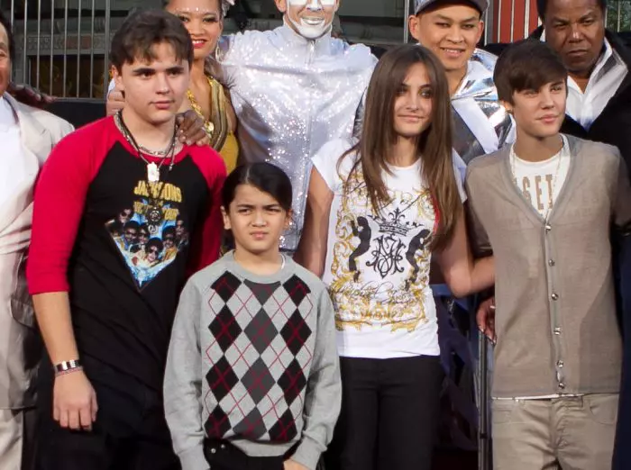 Prince, Blanket și Paris Jackson, copiii lui Michael, își regretă bunicul.