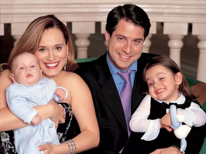 Andreea Esca și familia într-o ședință foto pentru VIVA!, realizată în 2003
