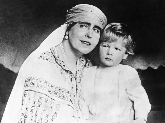1926 – Regina Maria și nepotul ei, Prințul Mihai, viitorul Rege al României