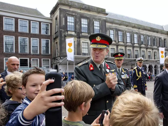 Regele Willem-Alexander al Țărilor de Jos face un selfie cu un puști în timpul unei ceremonii.