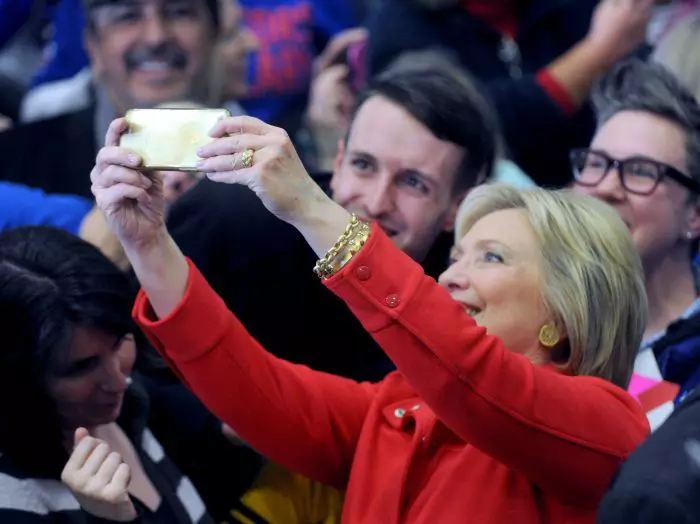 Hillary Clinton, în timpul unui discurs ținut la un liceu american, în campania electorală (2016).