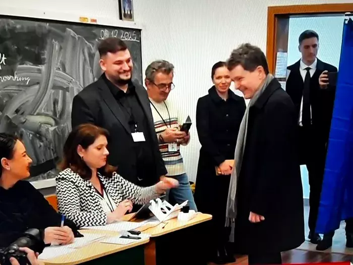 Nicusor-Dan-la-sectia-de-votare-pentru-primarul-capitalei-7-decembrie-2025-alaturi-de-mirabela-gradinaru-si-spp-istul-ionut-11-767x575
