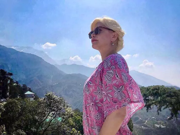 La poalele Munților Himalaya.