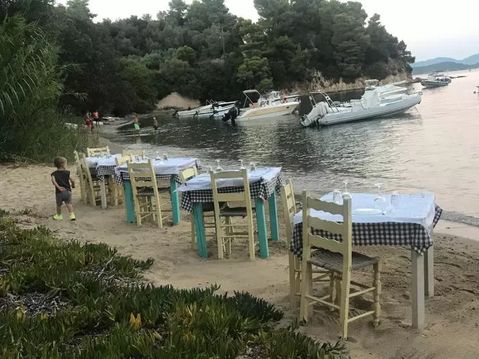 Adela Popescu a plecat în Grecia alaturi de Radu Valcan si baietelul lor