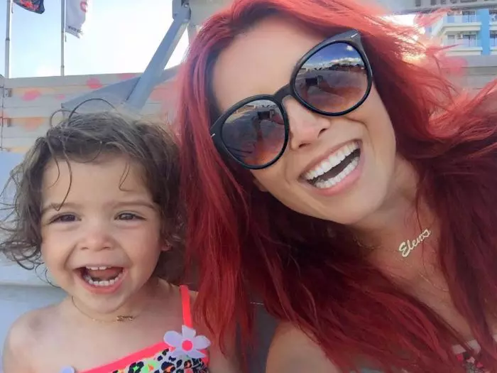 Ema și mătușa ei, Elena Gheorghe