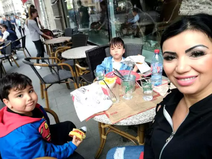 Adriana Bahmuțeanu și cei doi băieți