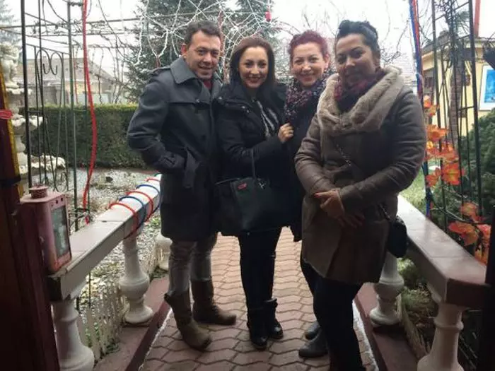 Andra, surorile și fratele ei