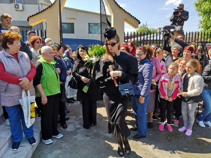 Iulia Albu la inmormantarea lui Razvan Ciobanu