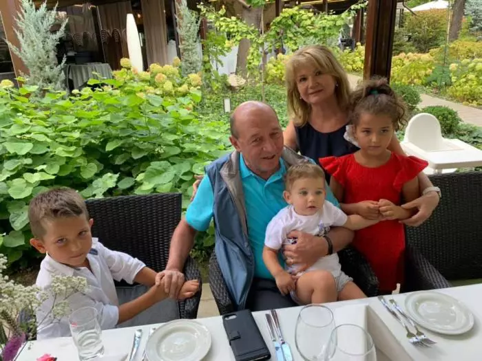 Maria și Traian Băsescu, alătur de copiii Elenei Băsescu