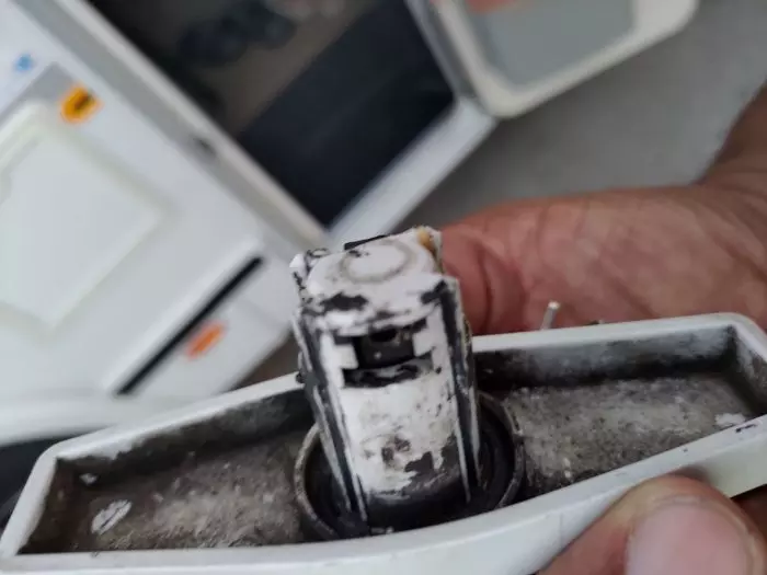 Încuietoarea pe care hoții au încercat să o spargă.