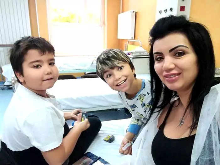 Adriana-Bahmu_eanu-_i-cei-doi-băie_i-1