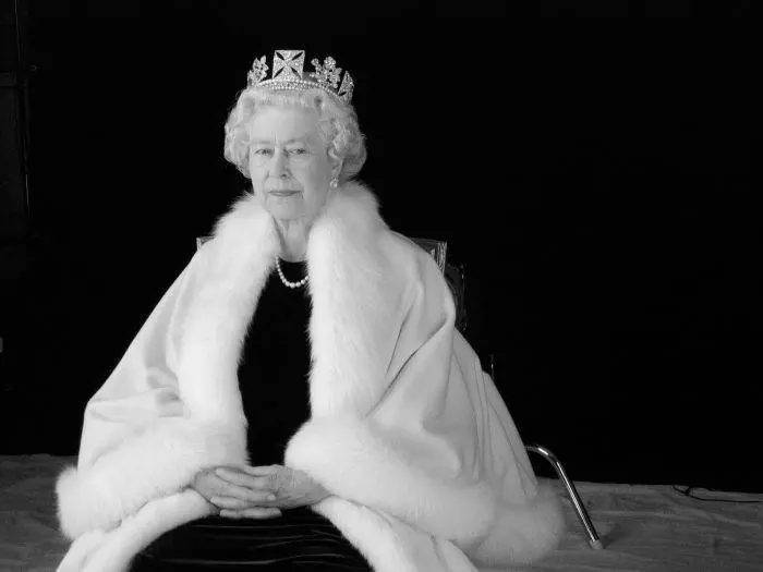 Elisabeta-a-II-a-haina-blana-2-1