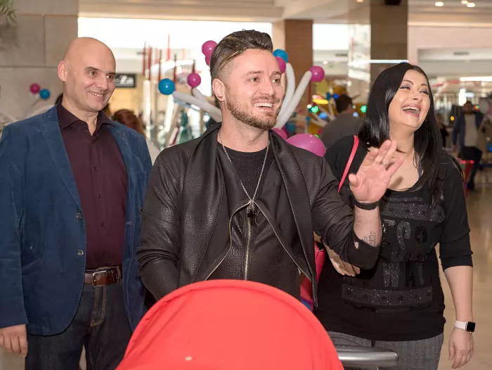 Tavi Clonda şi Gabriela Cristea care o ţine în braţe pe Victoria