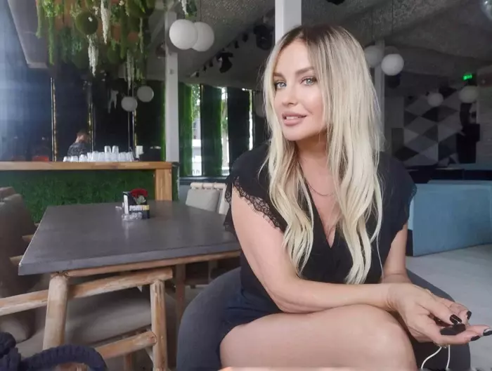 tania relatie tatal ei