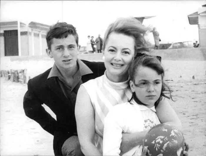 Olivia de Havilland, alături de copiii ei, Benjamin Briggs Goodrich și Gisele Galante.