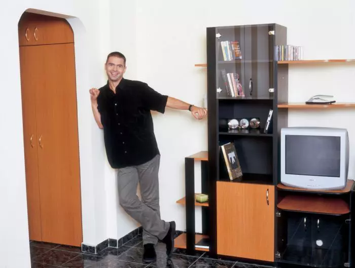 Dan Negru într-o ședință foto VIVA!. Așa arăta casa în care locuia vedeta în anul 2000