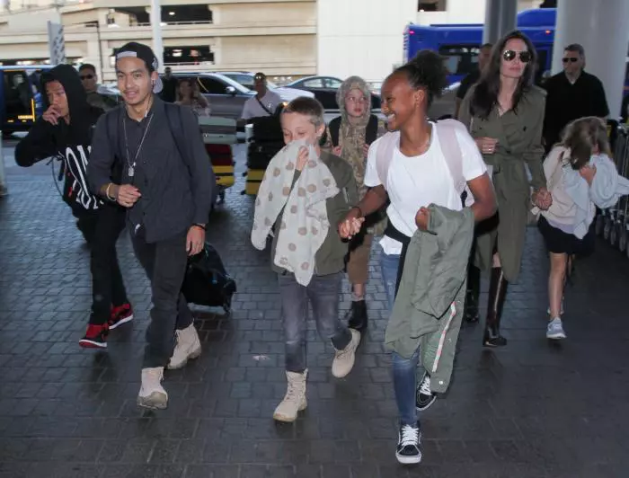 angelina jolie copii