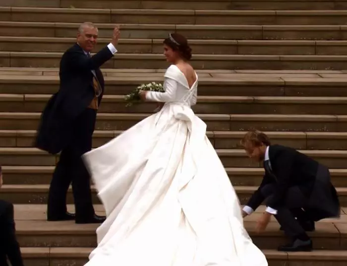 Primele imagini cu rochia de mireasă a Prințesei Eugenie.