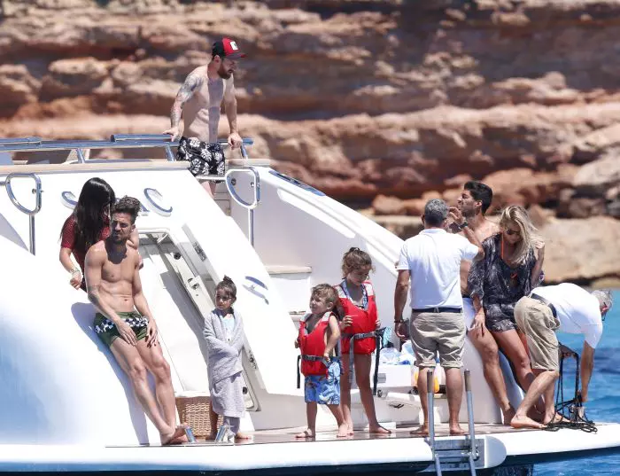 Leo Messi, Luis Suarez și Cesc Fabregas împreună cu iubitele și copiii