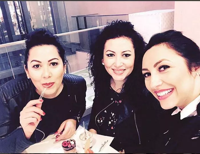 Andra și surorile ei