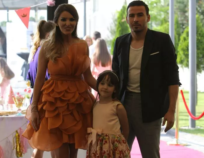 Denisa Nechifor și Adrian Cristea, alături de fiica lor